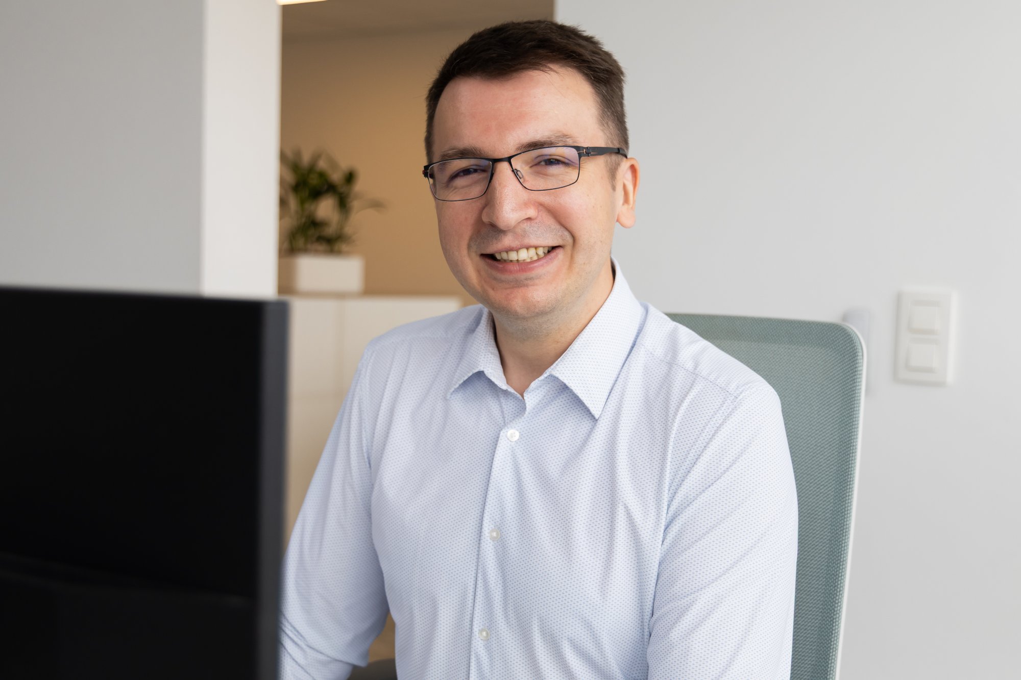 Bart Losek, medior dossierbeheerder bij Wingman Accountants, aan zijn bureau