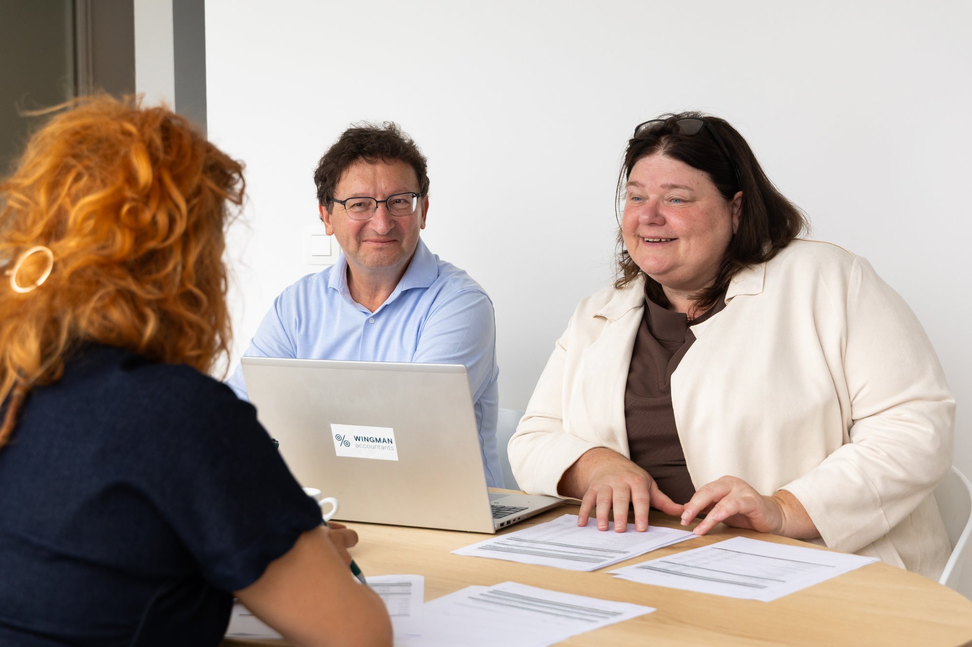 Accountants van Wingman Accountants in gesprek met een ondernemer