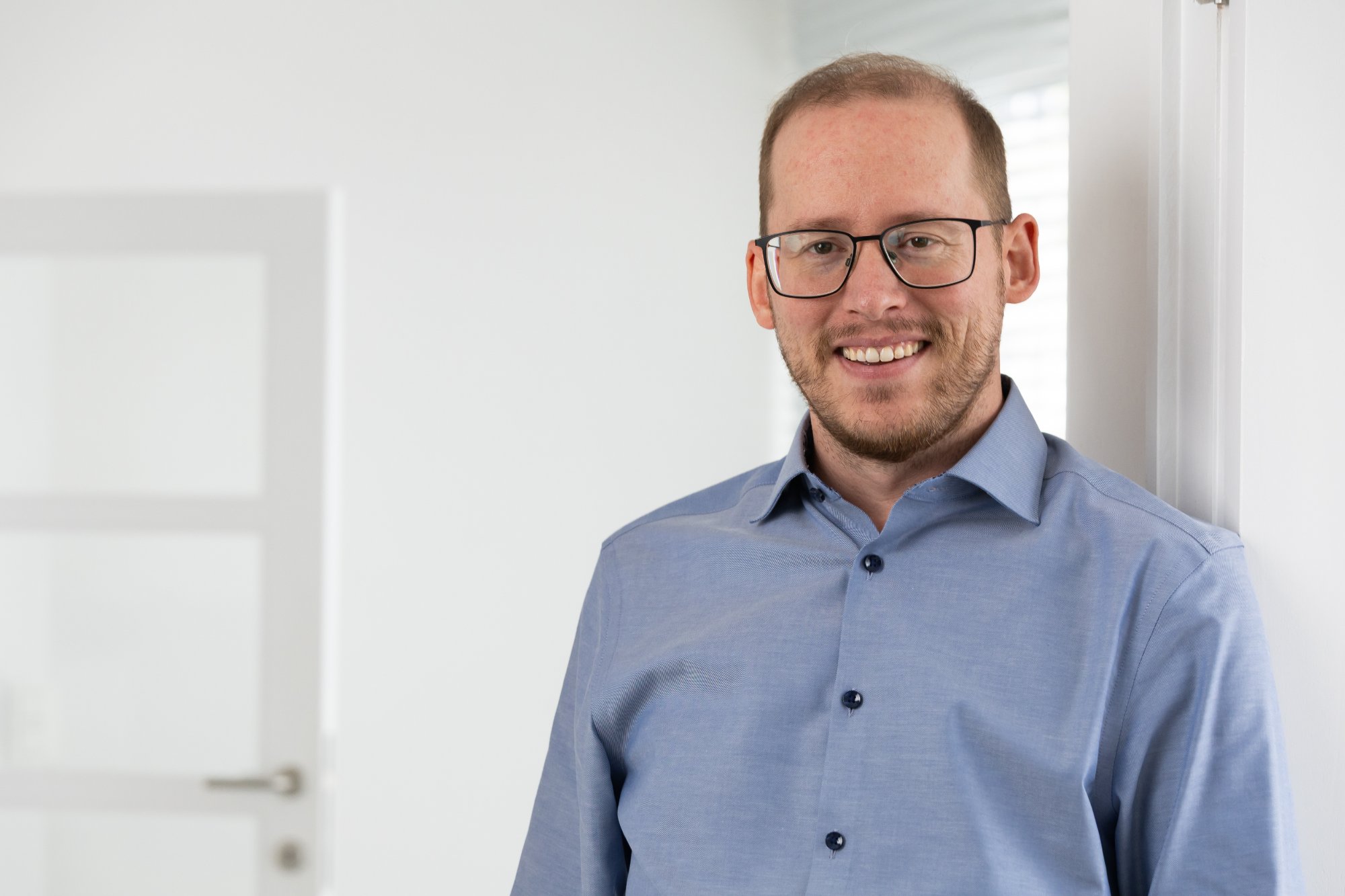 Medewerker van Wingman Accountants op kantoor