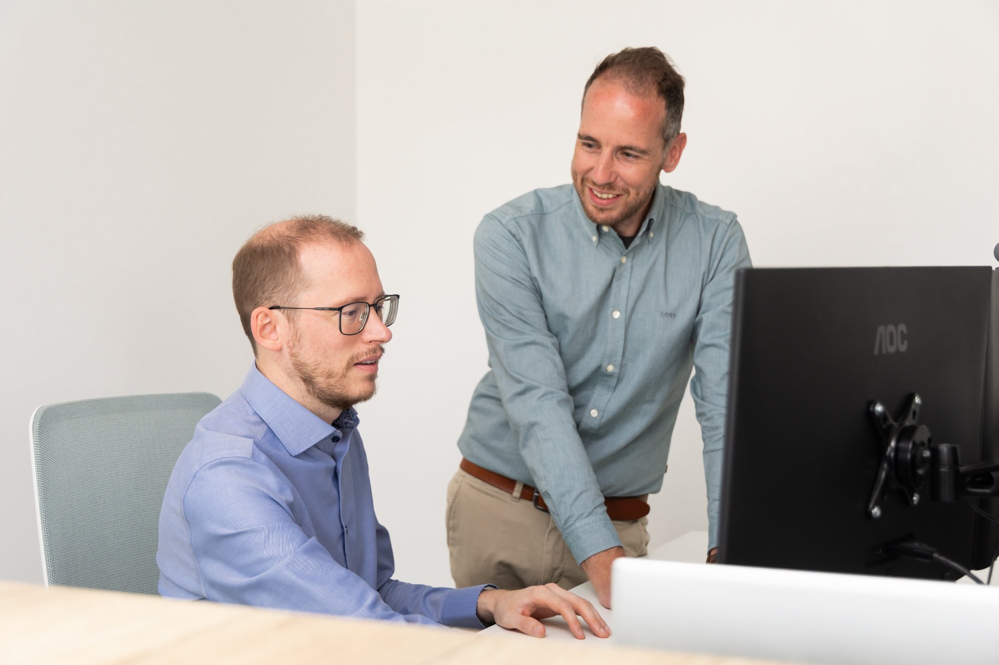 Twee collega’s van Wingman Accountants werken samen aan een dossier
