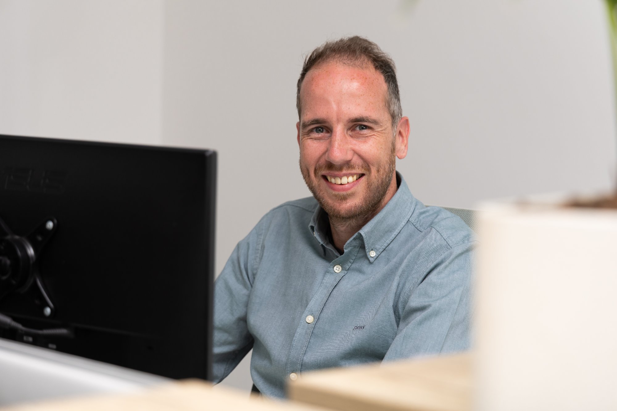 Glimlachende accountant aan het werk op het kantoor van Wingman Accountants